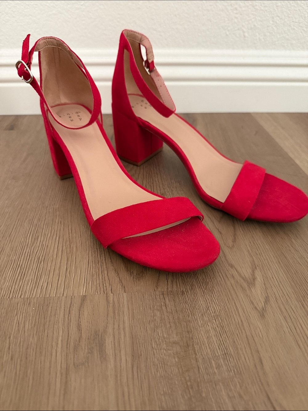 Red opened toes sharply heels